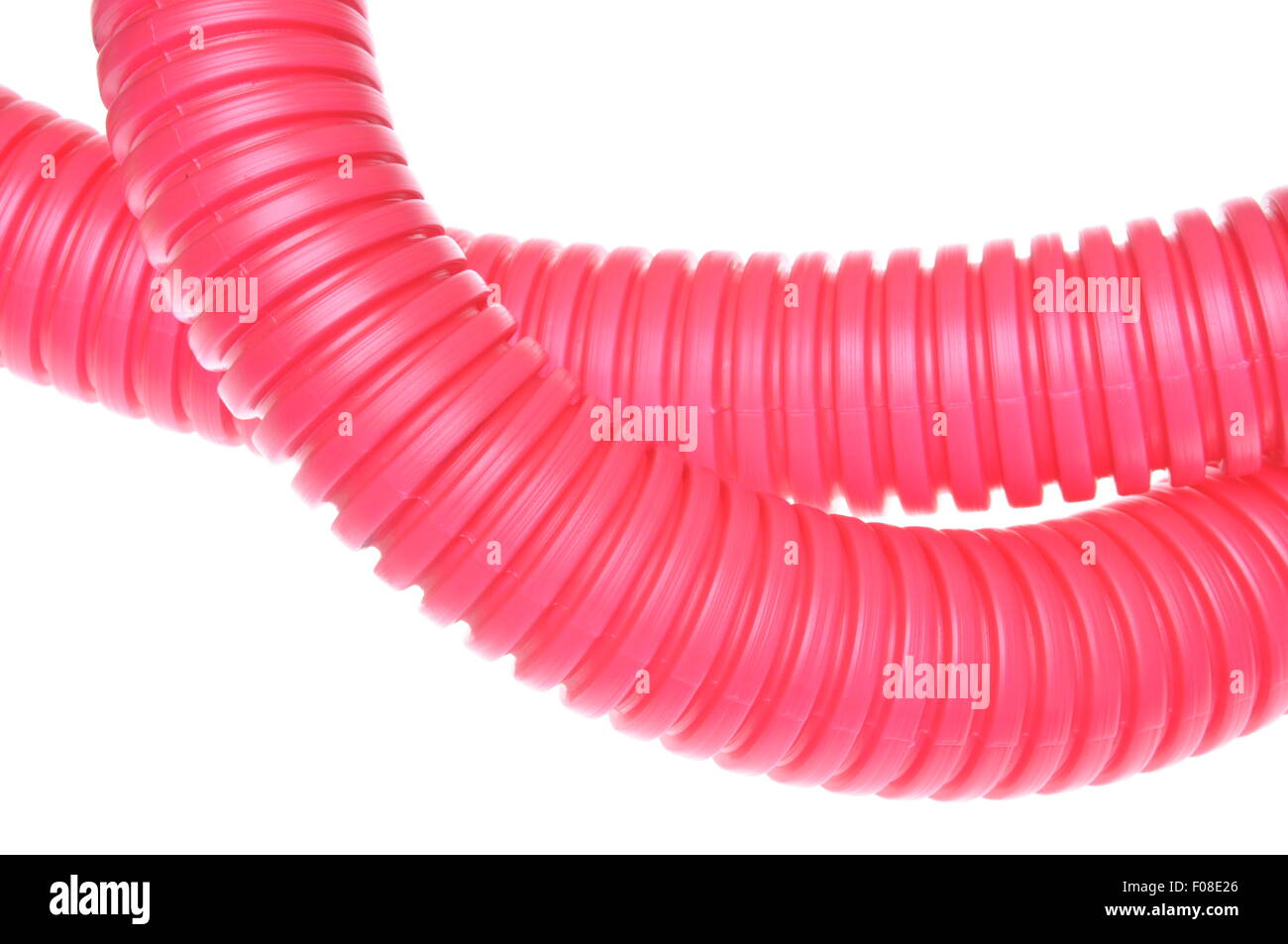 Rosso in plastica del tubo corrugato su sfondo bianco Foto Stock