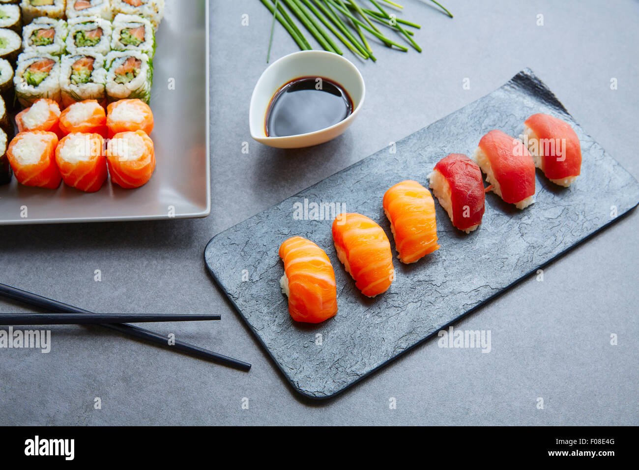 Maki Sushi e Niguiri con salsa di soia e California roll Foto Stock