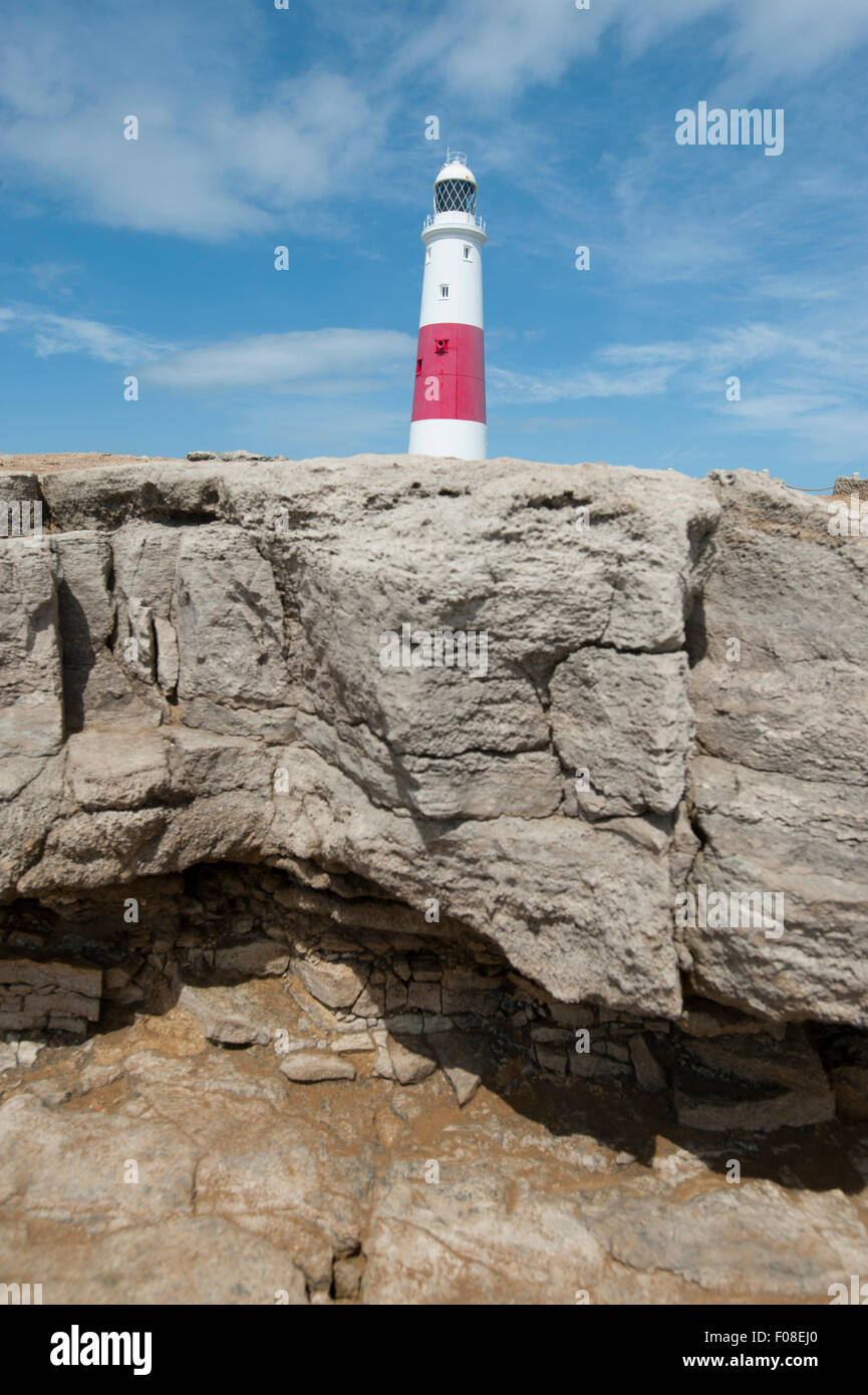 Trinity House Faro all'estremità meridionale di Portland Bill in Dorset, Inghilterra, Regno Unito con un cielo blu e nuvole bianche dietro. Foto Stock