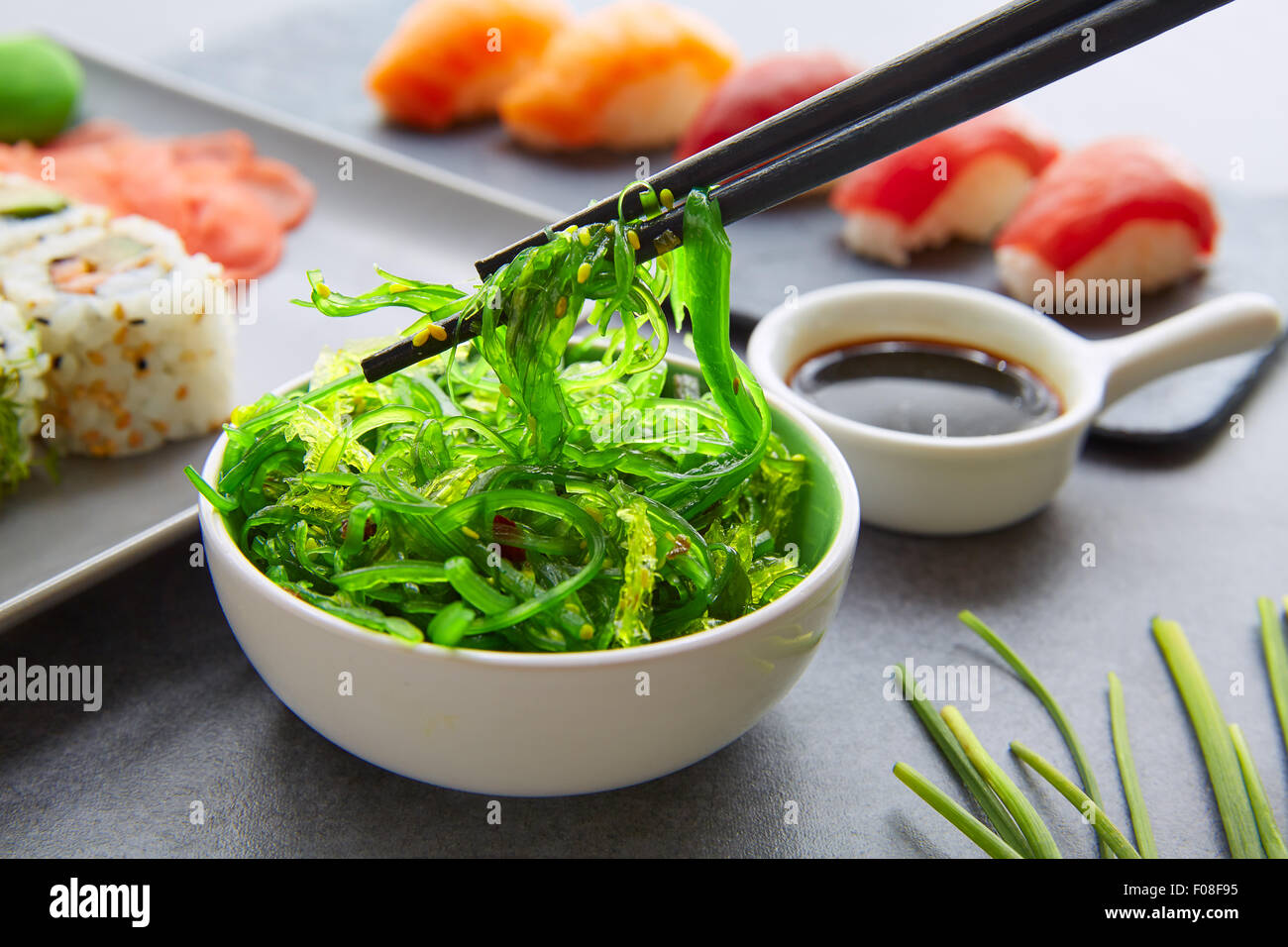 Maki Sushi e Niguiri California roll con alghe marine chuka insalata di salsa di soia e wasabi Foto Stock