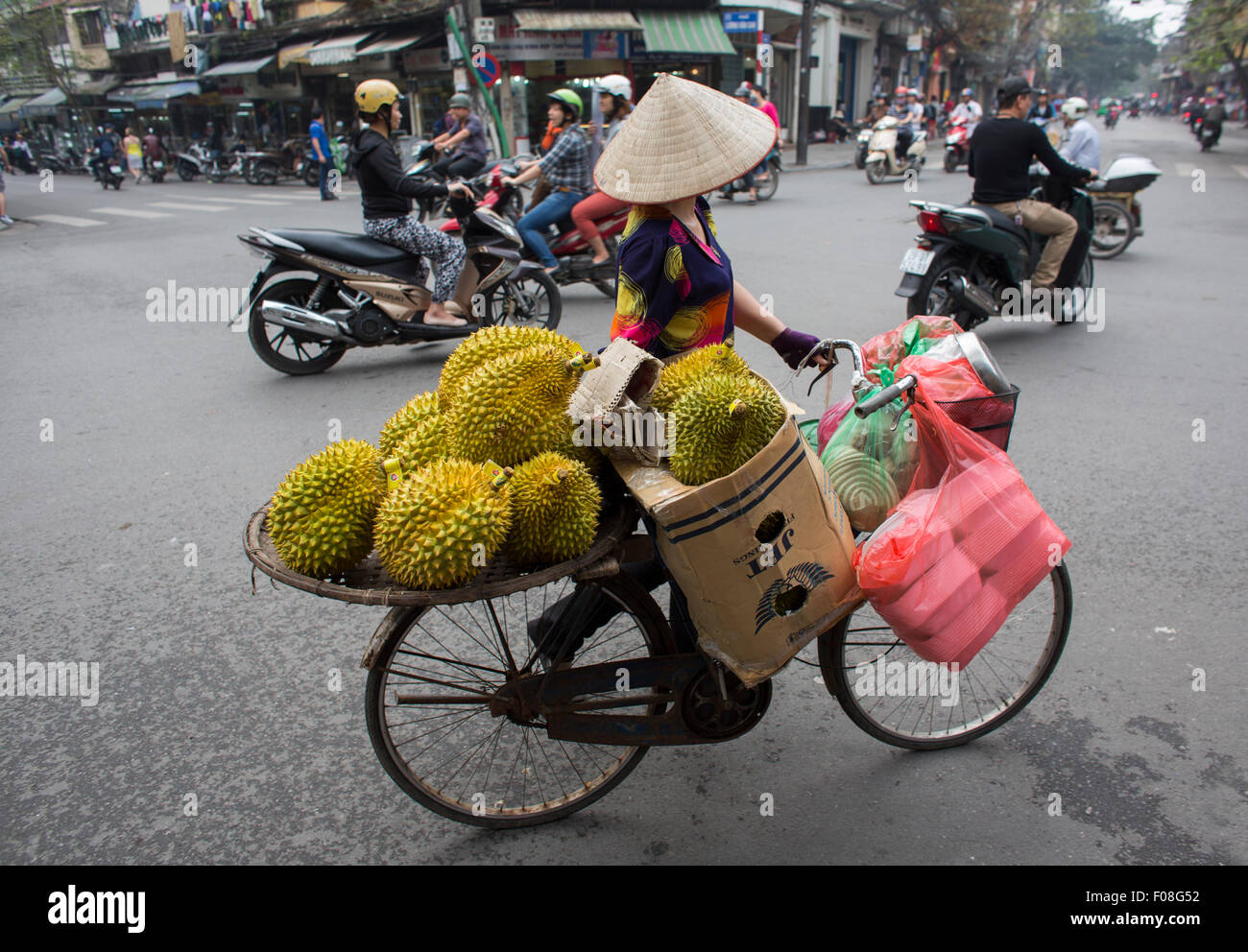 La frutta e la verdura i venditori di Hanoi Foto Stock