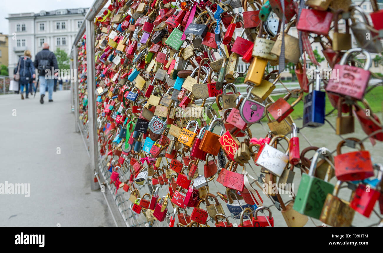 Amore o amante lucchetti attaccato al recinto di filo sul ponte pedonale, il Makartsteg in Salzburg. Foto Stock