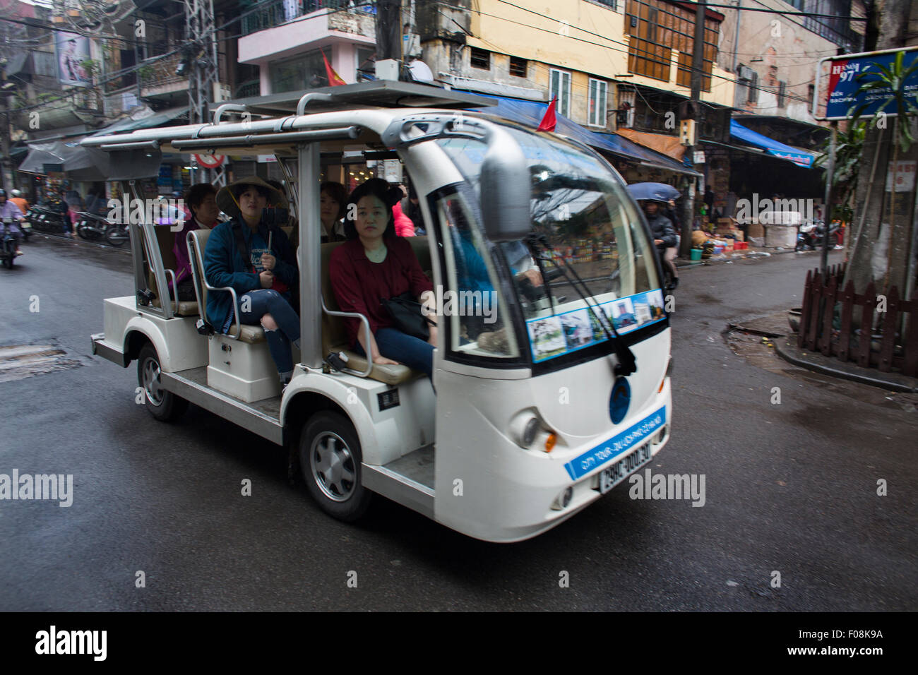 Furgone elettrico touring stranieri e locali turisti in giro in Hanoi Foto Stock