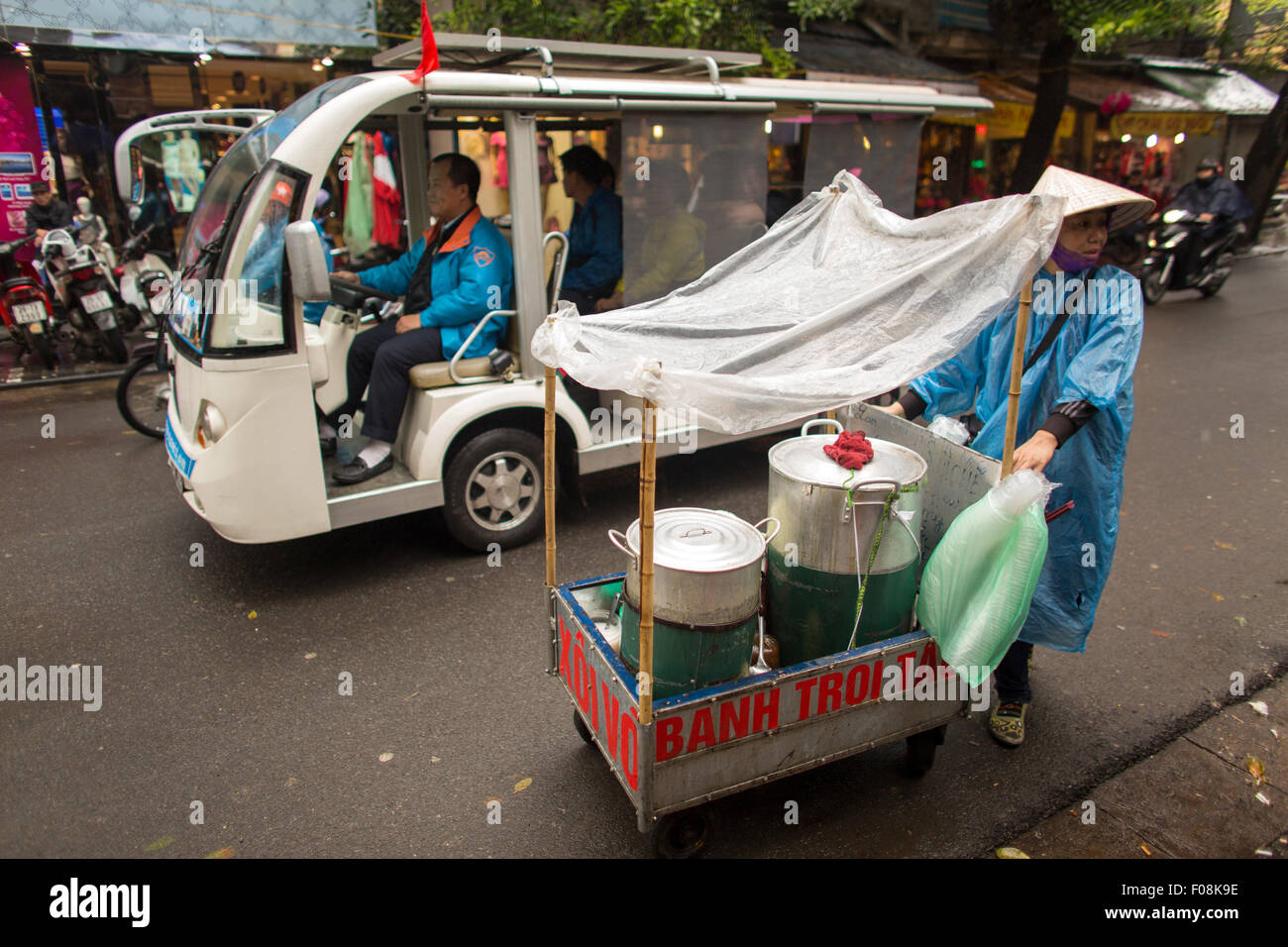 Furgone elettrico touring stranieri e locali turisti in giro in Hanoi Foto Stock