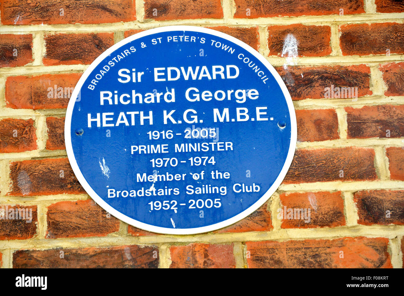 Broadstairs Kent, Inghilterra, Regno Unito. Targa blu che commemora Sir Edward Heath è membro dell'Broadstairs Sailing Club Foto Stock