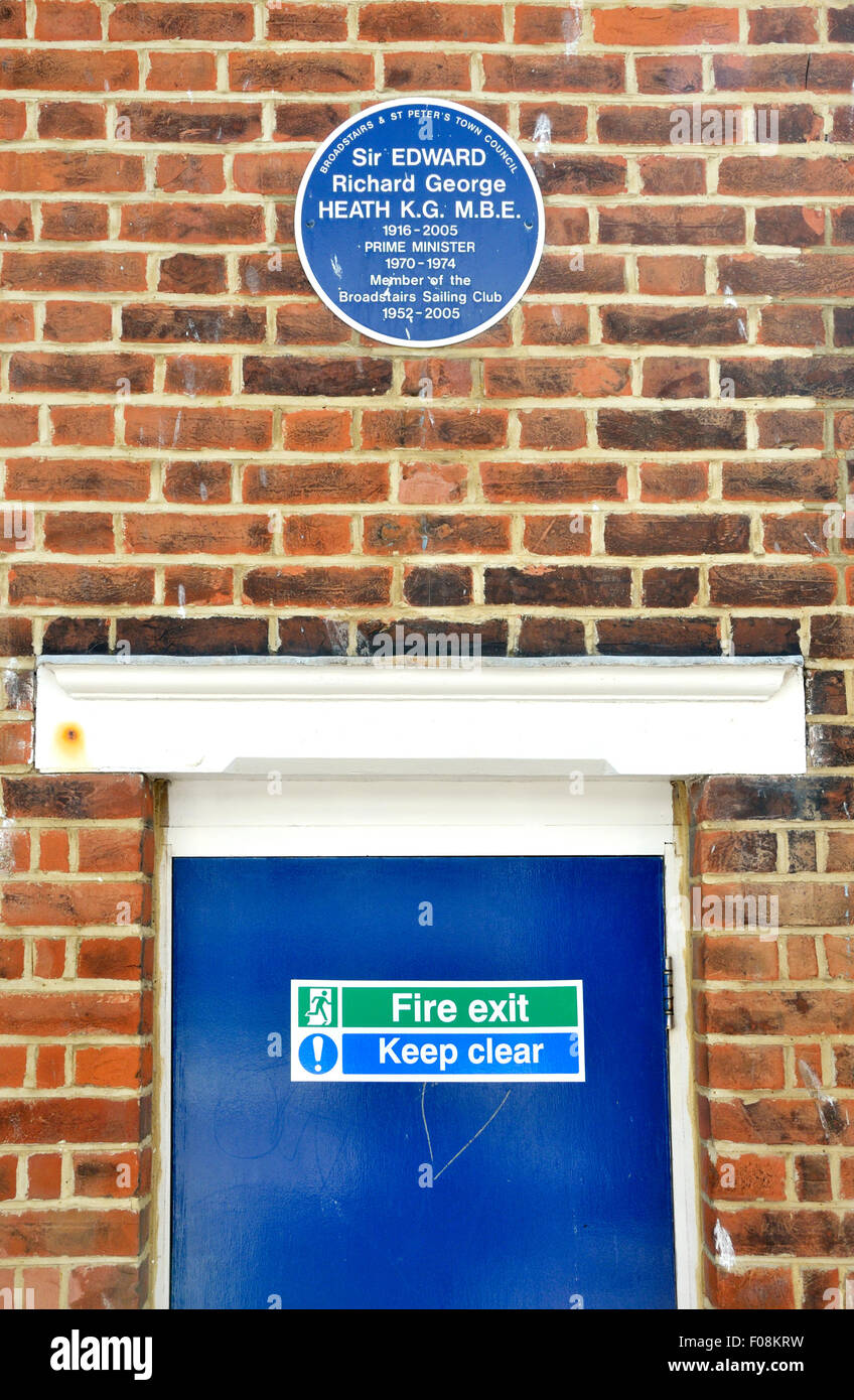 Broadstairs Kent, Inghilterra, Regno Unito. Targa blu che commemora Sir Edward Heath è membro dell'Broadstairs Sailing Club Foto Stock
