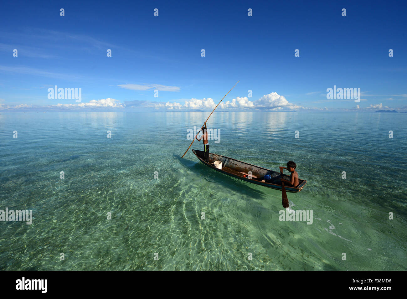 Barca è il principale servizio di trasporto per Bajau Laut (Mare Gypsis) a Semporna. Foto Stock