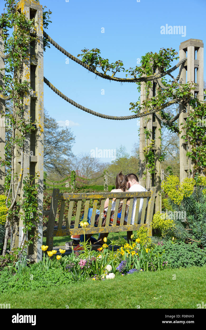 Coppia giovane seduto in Regent's Park, London Borough of Camden, London, England, Regno Unito Foto Stock