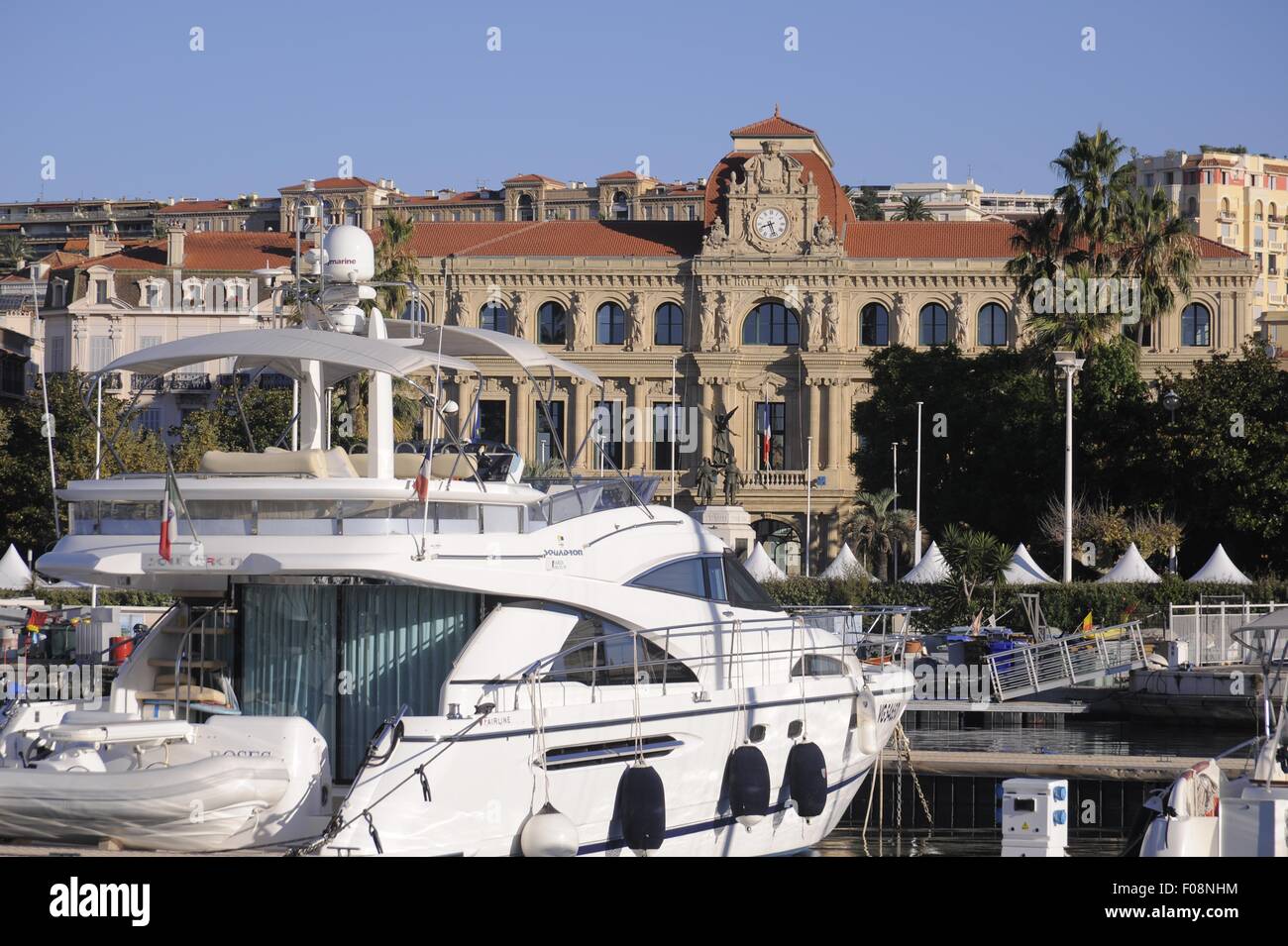 Francia, Riviera francese, il porto turistico di Cannes, sullo sfondo il Municipio Foto Stock