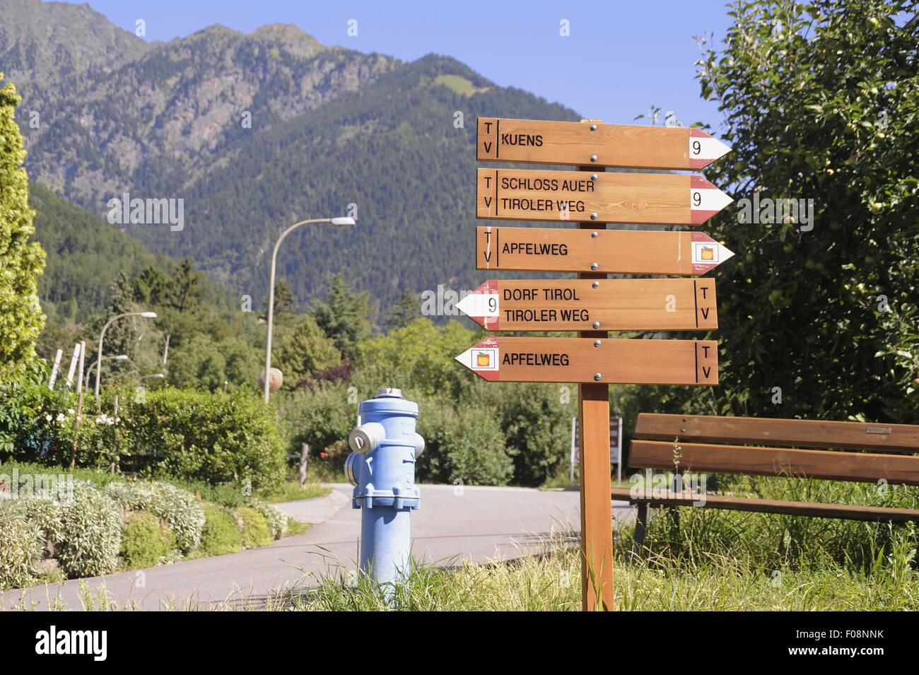 Alto Adige (Italia settentrionale), in lingua tedesca segnaletica turistica nel paese di Tirolo presso Merano Foto Stock