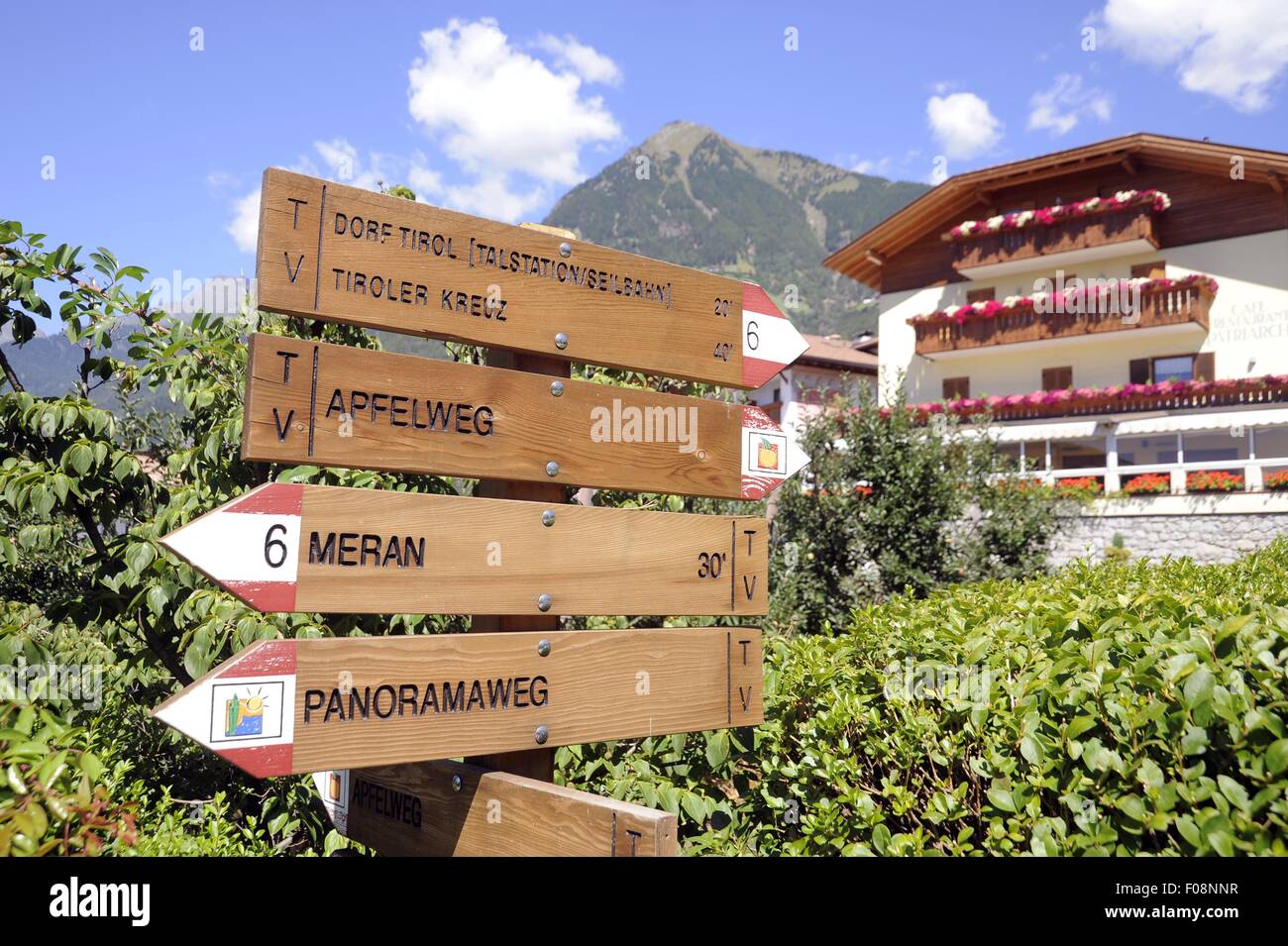 Alto Adige (Italia settentrionale), in lingua tedesca segnaletica turistica nel paese di Tirolo presso Merano Foto Stock