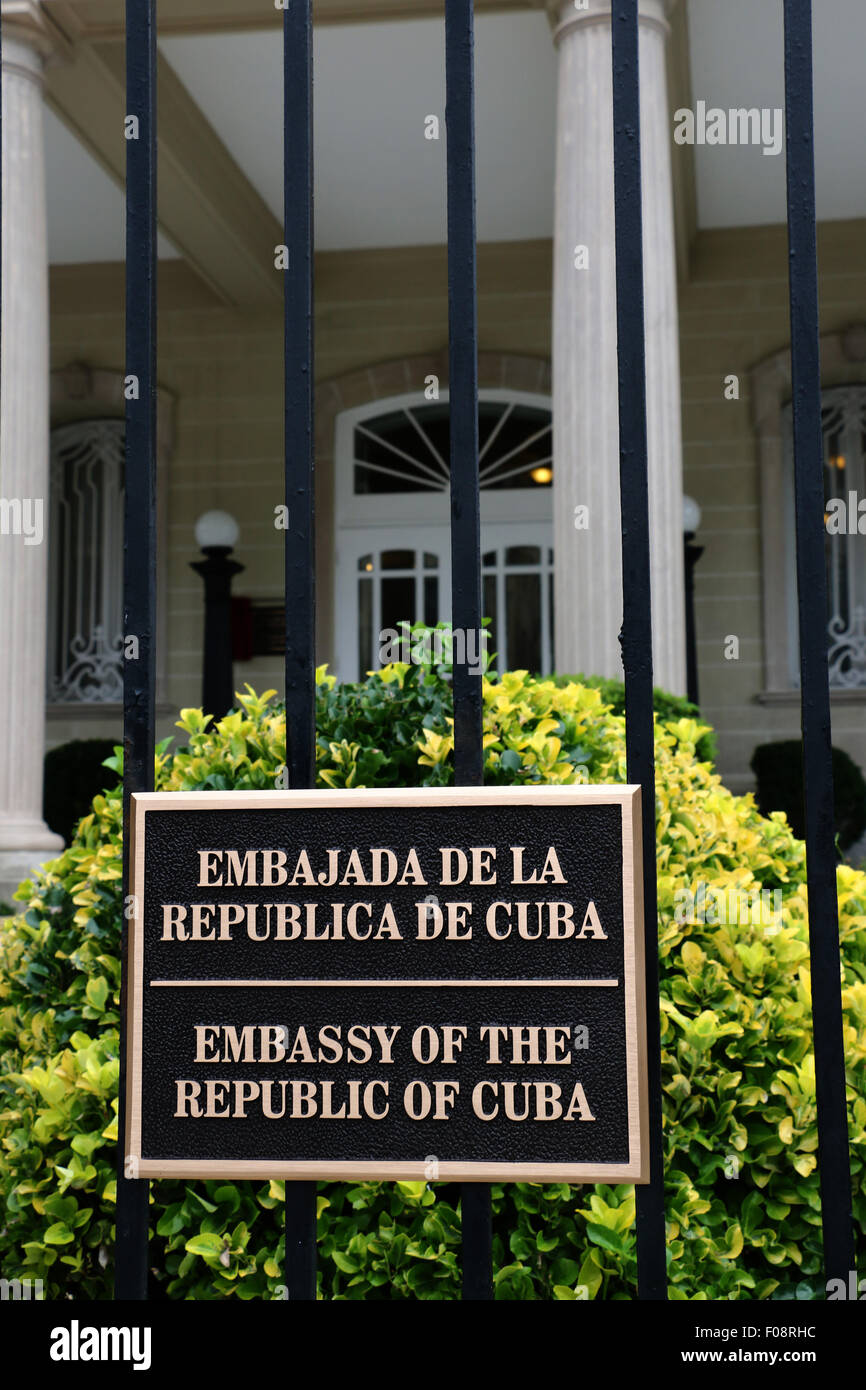 Cartello bilingue presso la nuova ambasciata cubana Washington D C Foto Stock