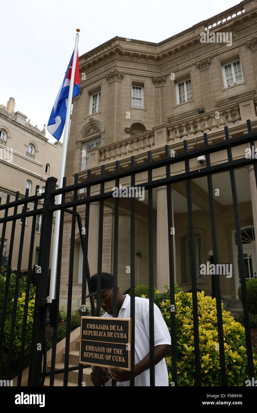 Installazione dei lavoratori firmano la nuova ambasciata cubana Washington D C Foto Stock