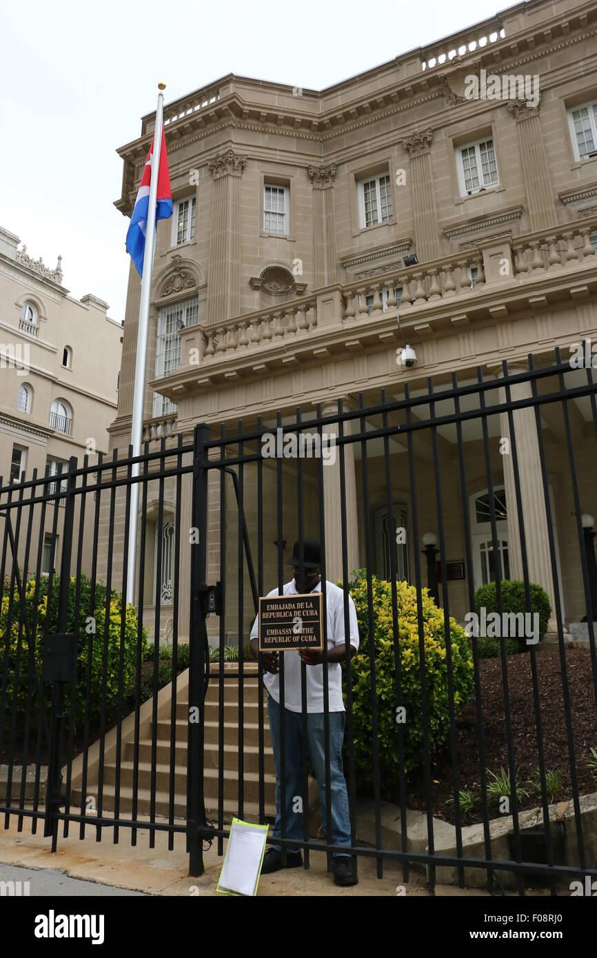 Installazione dei lavoratori firmano la nuova ambasciata cubana Washington D C Foto Stock