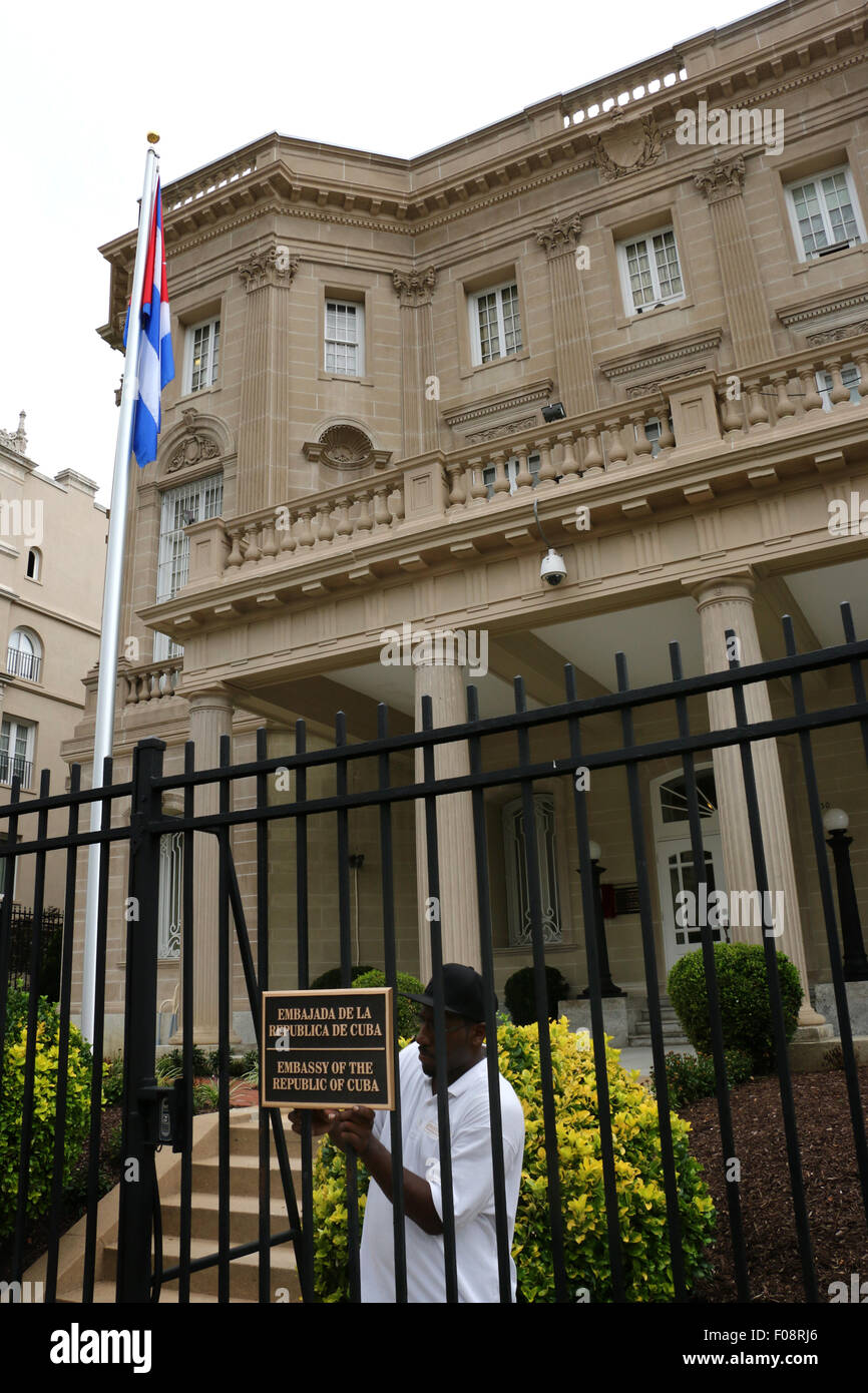 Lavoratore installazione di firmare presso la nuova ambasciata cubana Washington D C Foto Stock