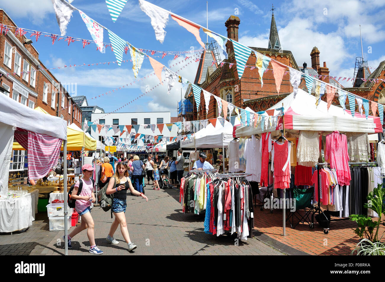 Bancarelle all'aperto sul giorno di mercato dal Municipio di Wokingham, Market Place, Wokingham, Berkshire, Inghilterra, Regno Unito Foto Stock