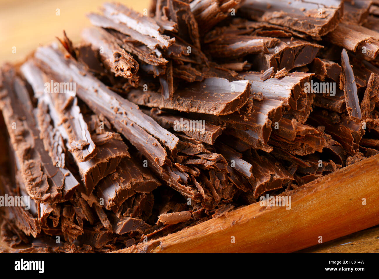 Scaglie di cioccolato in bordo naturale ciotola Foto Stock