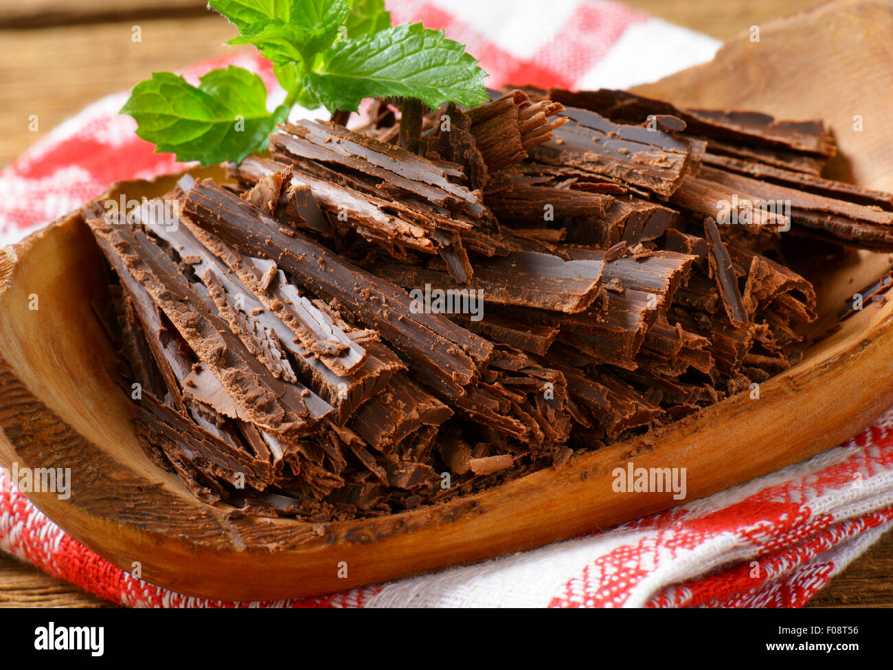 Scaglie di cioccolato in bordo naturale ciotola Foto Stock