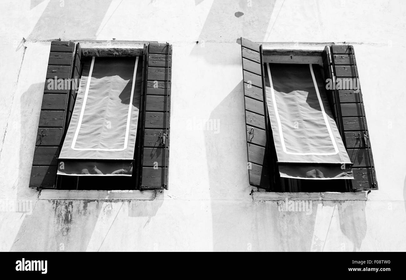 In bianco e nero di due finestre a Venezia, Italia Foto Stock