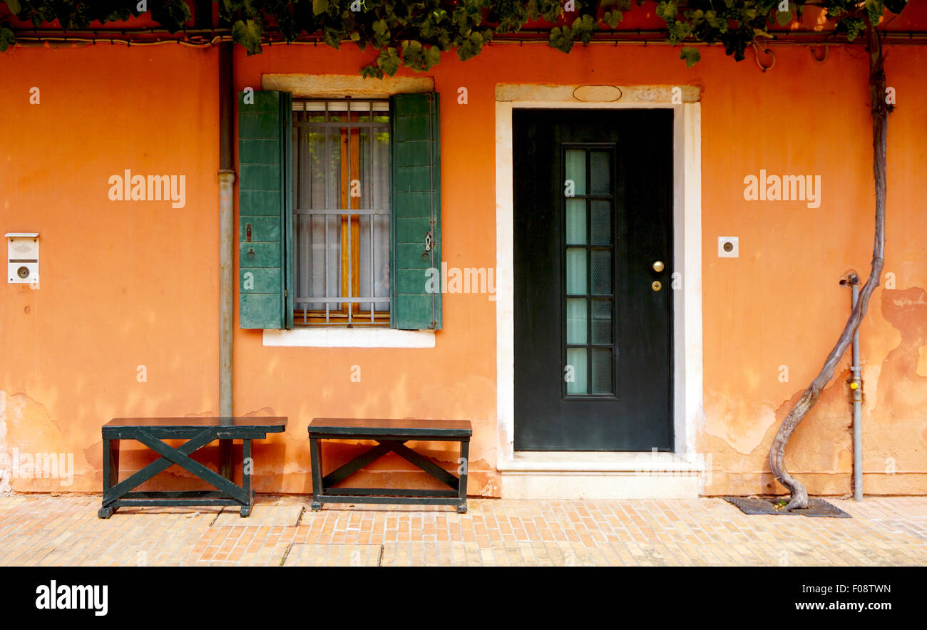 Porta e finestra nella parte anteriore della costruzione di casa a Venezia, Italia Foto Stock