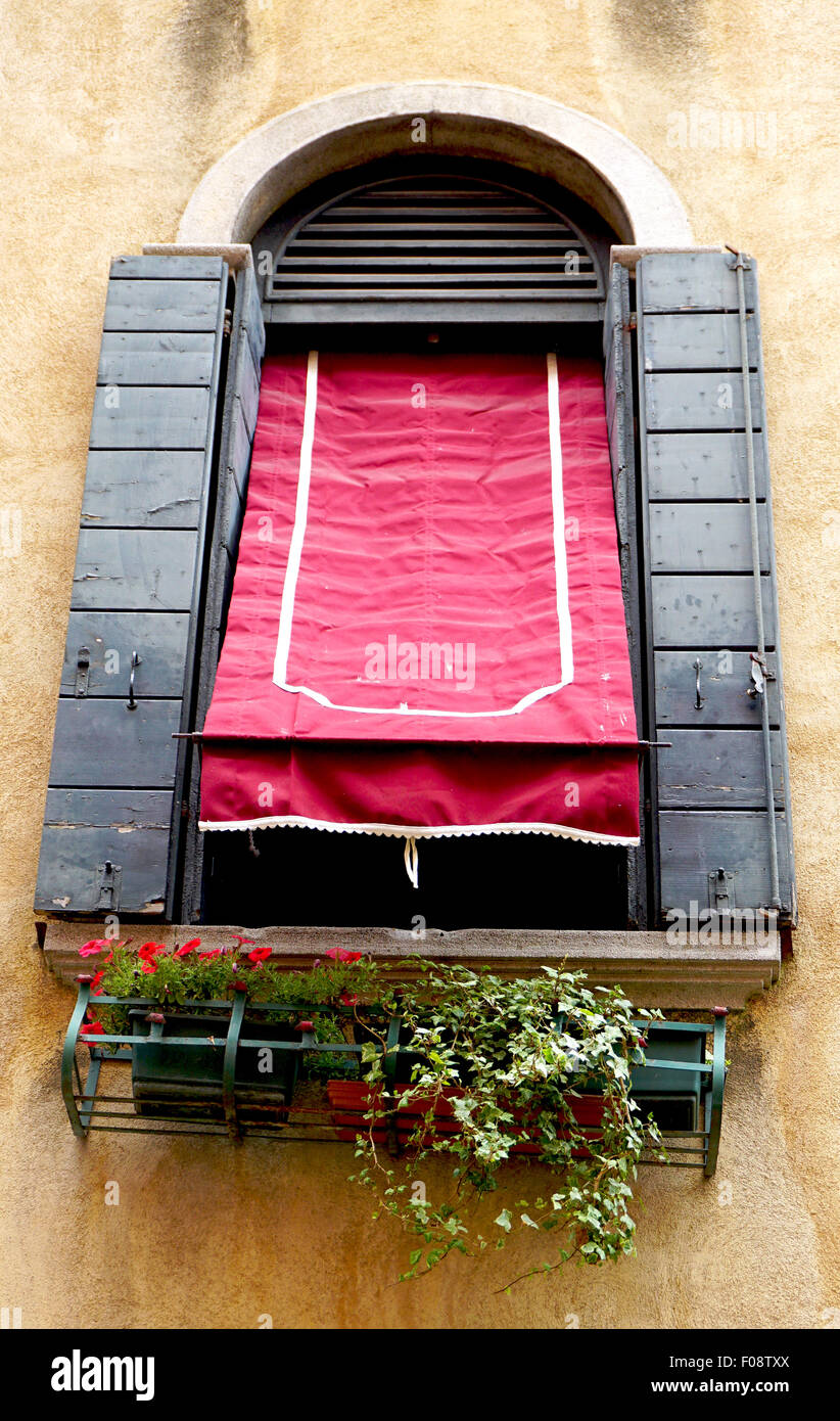 Finestra, baldacchino rosso e il vecchio muro dell architettura, Venezia, Italia Foto Stock