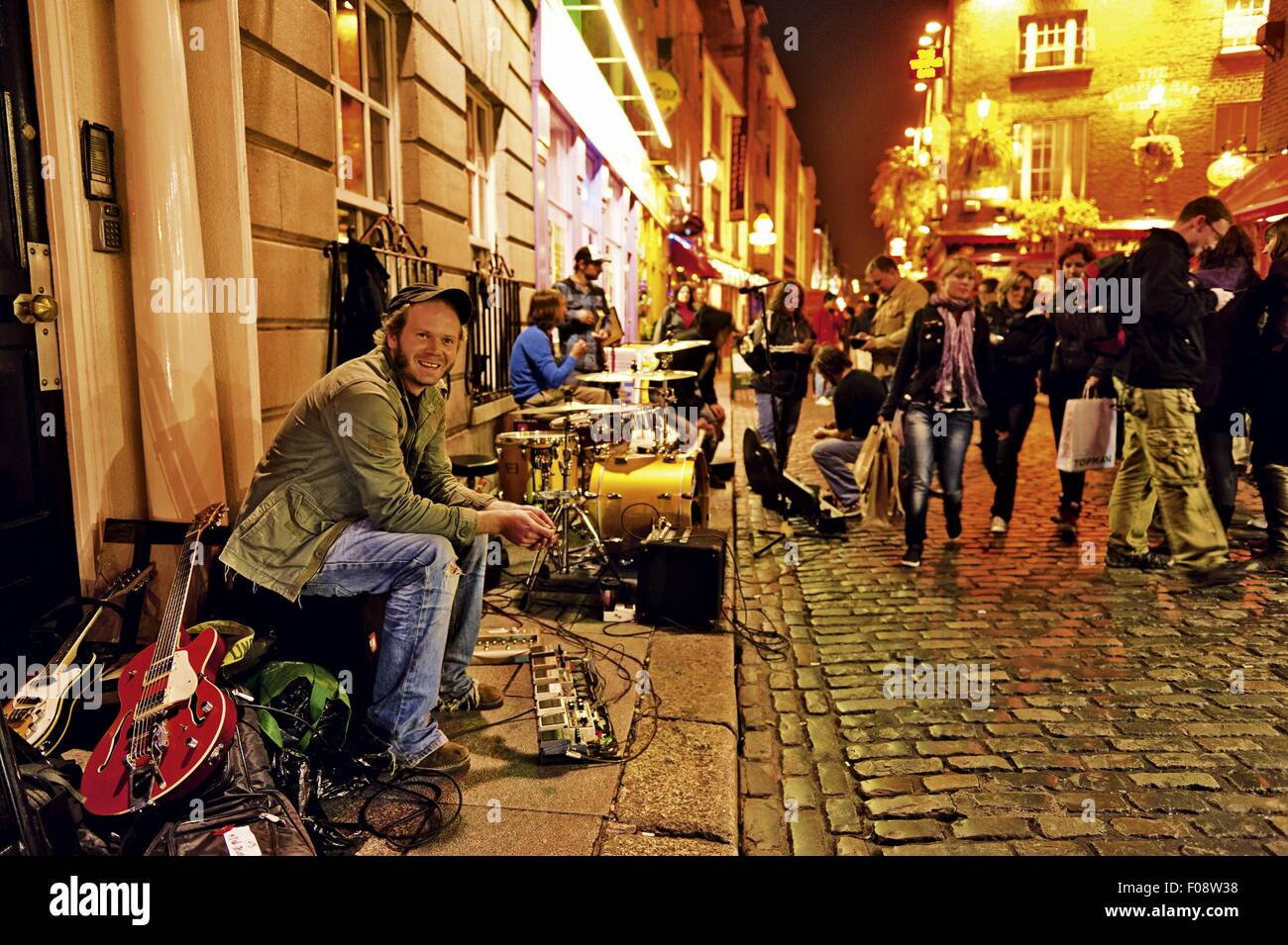 I turisti sulla strada vicino a Temple Bar di notte, Dublino, IRLANDA REGNO UNITO Foto Stock