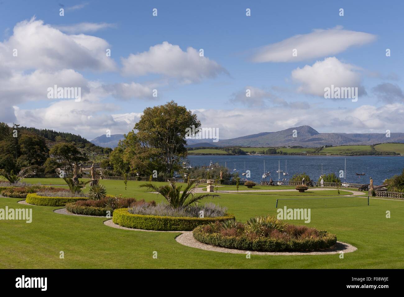 Vista del giardino frontale in Bantry House con mare in background, Irlanda, Regno Unito Foto Stock