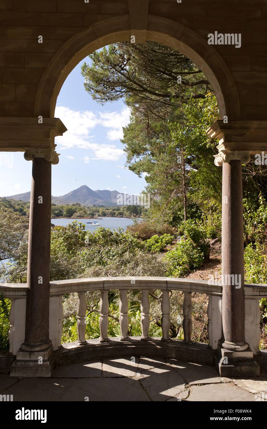 Vista di Ilnacullin giardino italiano attraverso archway, Irlanda, Regno Unito Foto Stock