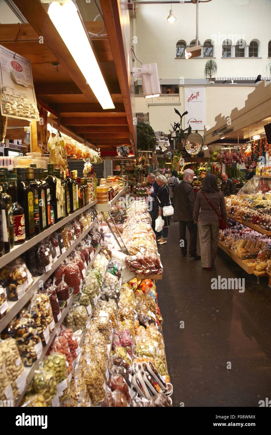 Persone presso le bancarelle del mercato nel mercato di Stoccarda Hall, Germania Foto Stock