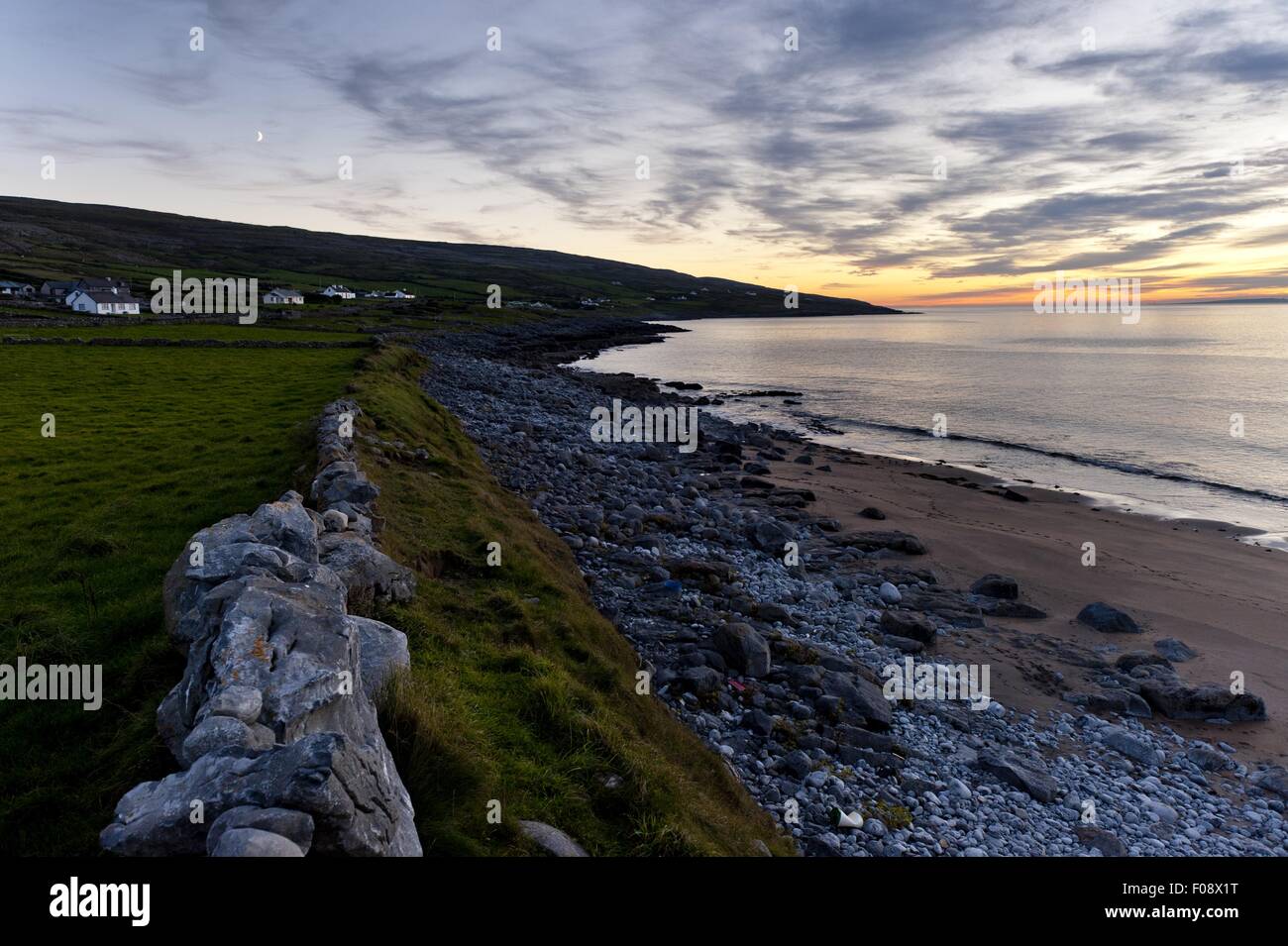 Vista della spiaggia di Fanore e orizzonte oltre il mare al tramonto, Irlanda, Regno Unito Foto Stock