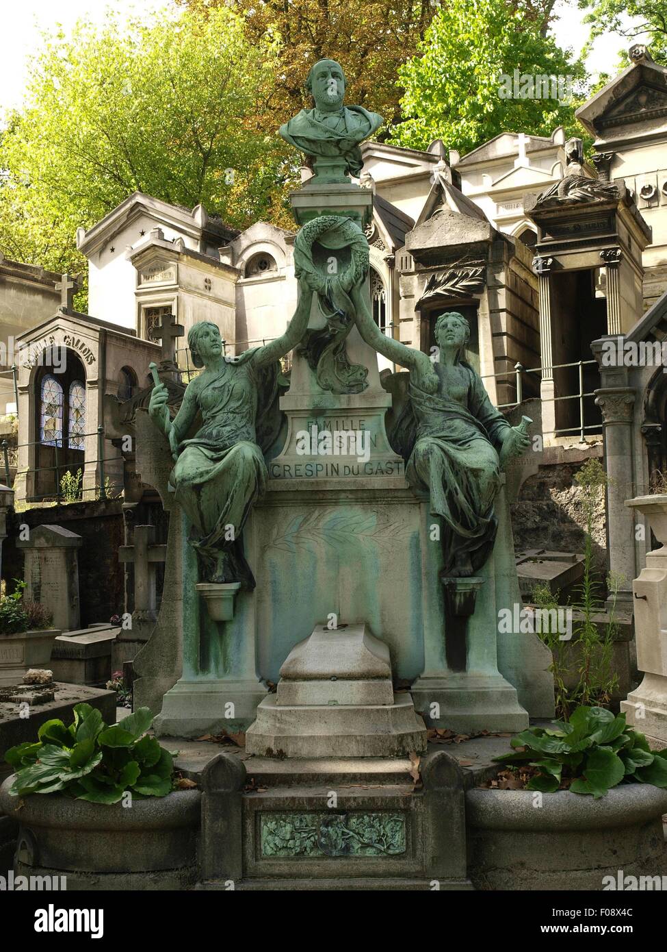 Tomba di famiglia Crespin con statue nel cimitero di Pere Lachaise, Parigi Foto Stock