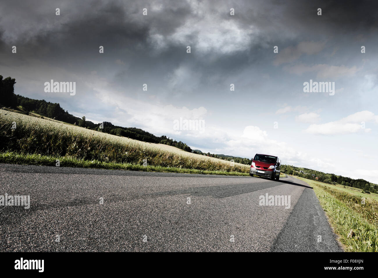 4x4, auto, guida su una solitaria strada di campagna Foto Stock