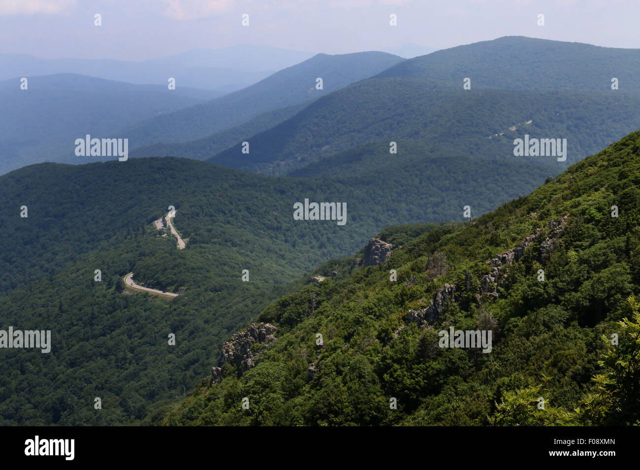 Skyline Drive e rocce Shenandoah National Park, Blue Ridge Mountains Foto Stock