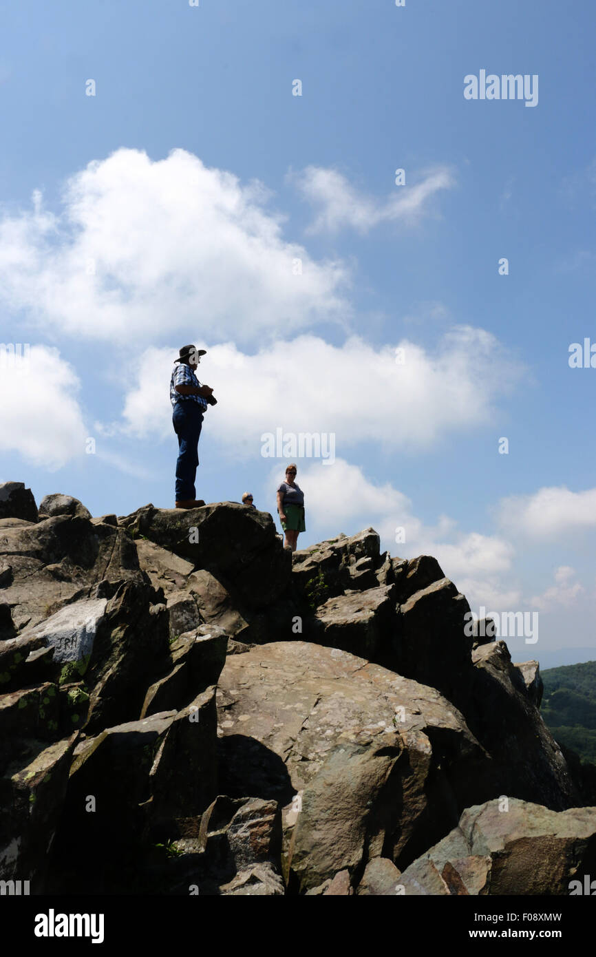 Gli escursionisti sulle rocce al Parco Nazionale di Shenandoah, Blue Ridge Mountains, Virginia Foto Stock