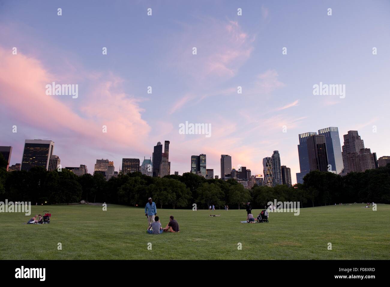 Per coloro che godono a Central park con skyline in background, New York, Stati Uniti d'America Foto Stock