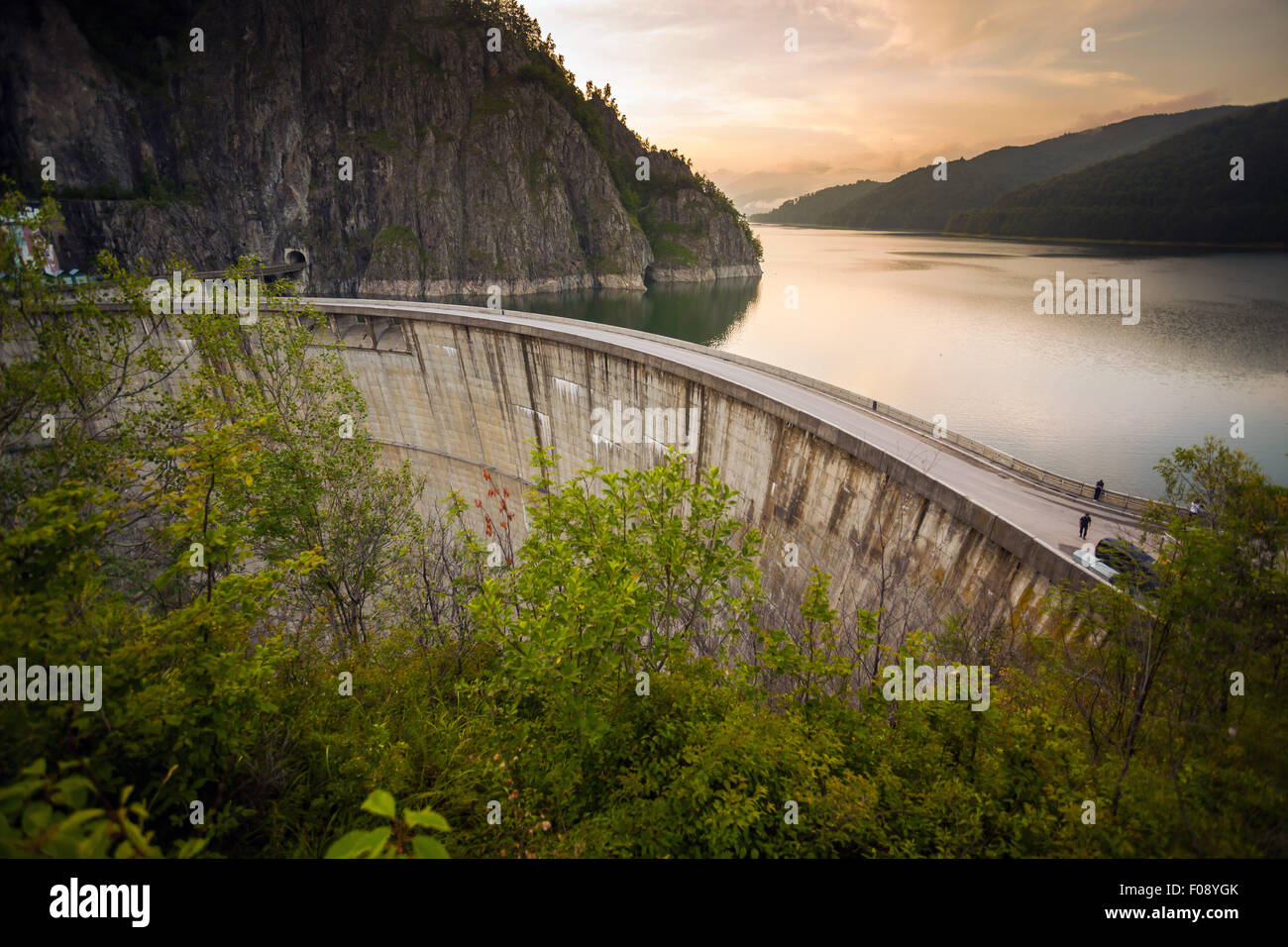 Lago artificiale dietro la diga di Vidraru al tramonto, Romania Foto Stock