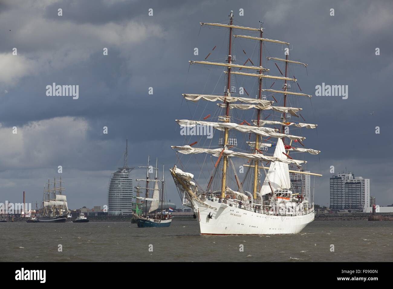 Gorch Fock vela in mare nei pressi di Atlantic Hotel Sail City in Bremerhaven, Brema, Germania Foto Stock