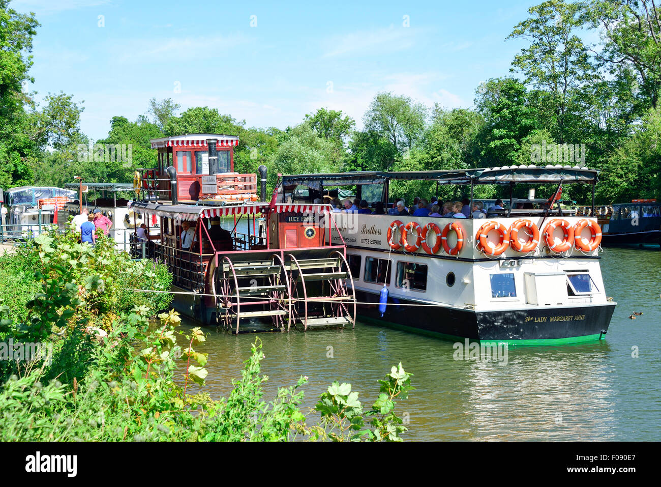 Fratelli francesi crociera sul Fiume Tamigi barche, Runnymede, Surrey, England, Regno Unito Foto Stock