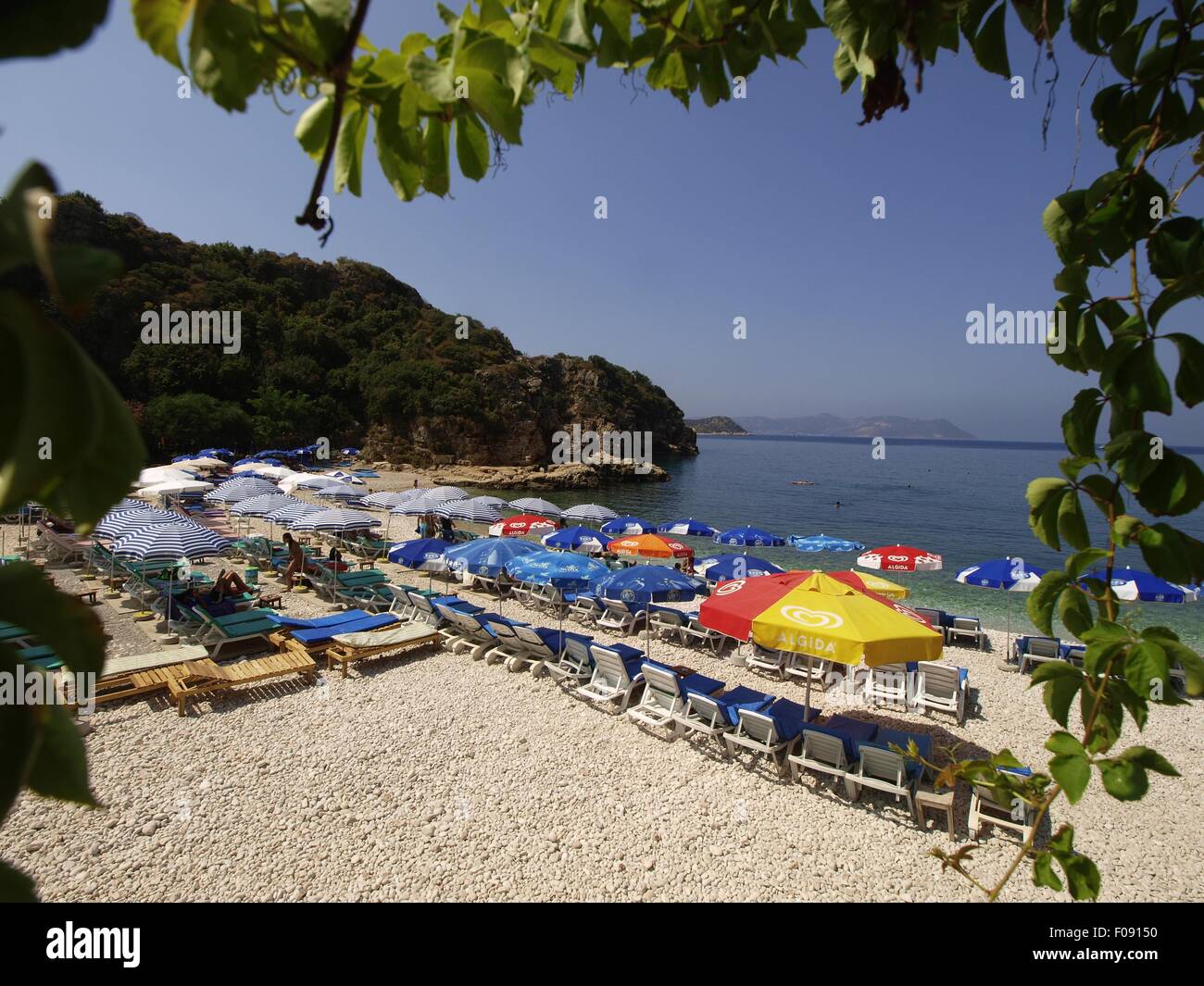 Sedie a sdraio e ombrelloni sulla spiaggia di Baia Foto Stock