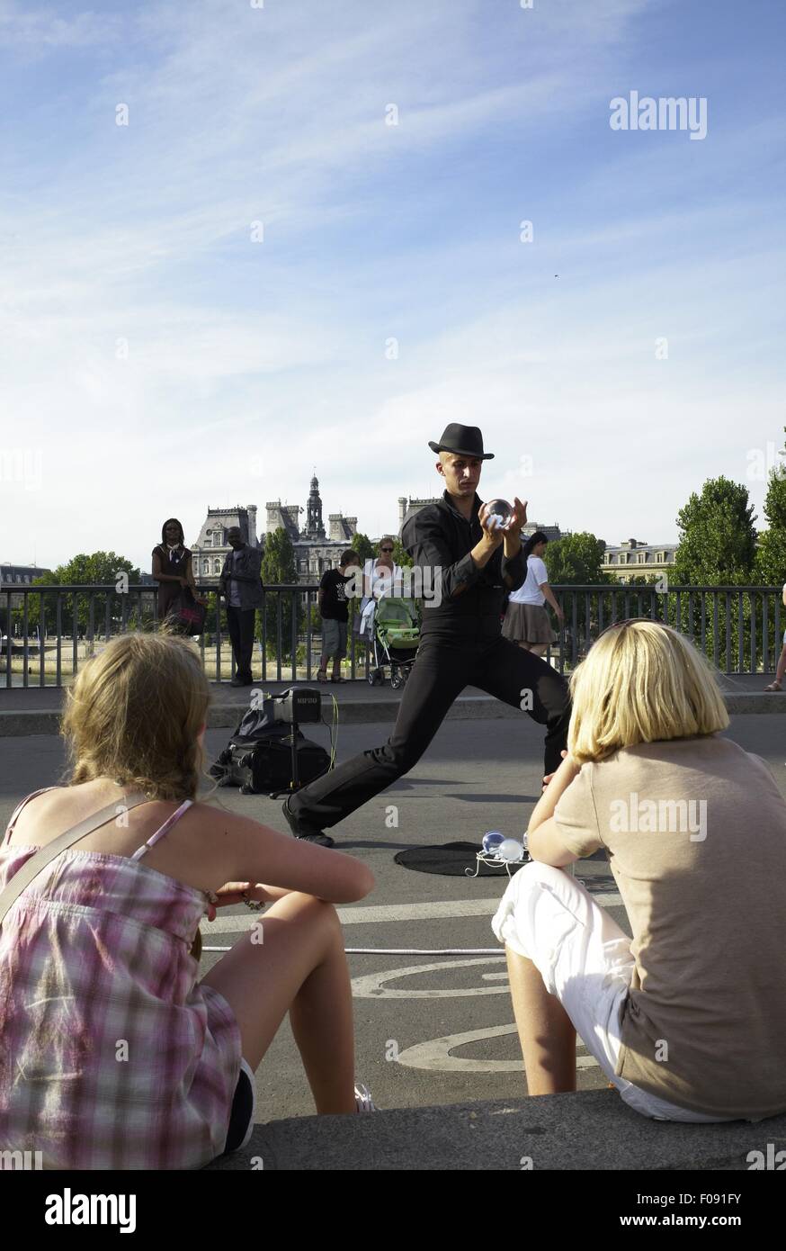 Giocoliere eseguendo sul Pont Saint-Louis bridge a Parigi, Francia Foto Stock