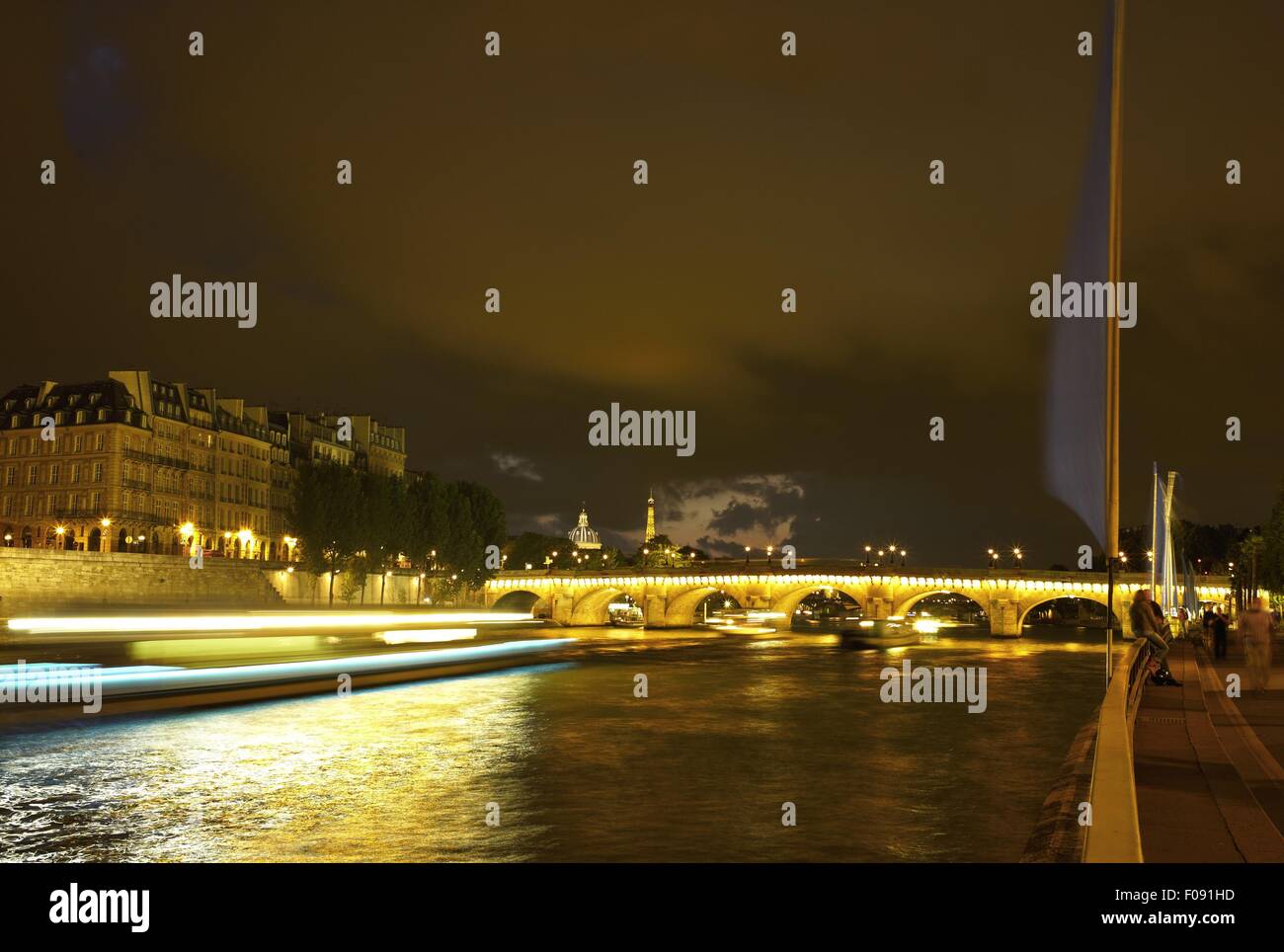 Illuminata Pont au cambiare ponte di sera a Parigi, Francia Foto Stock