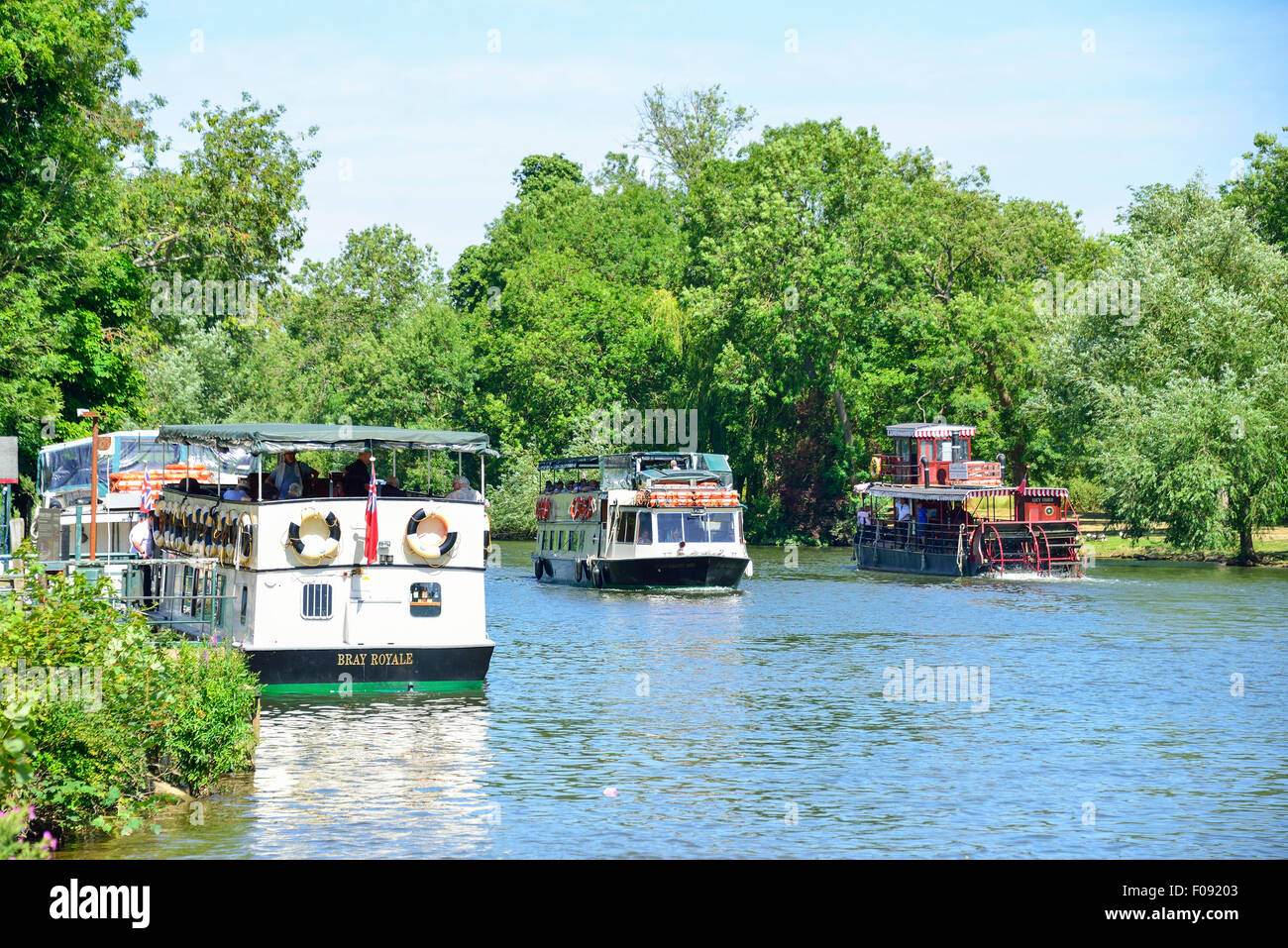 Fratelli francesi barche crociera sul Fiume Tamigi, Runnymede, Surrey, England, Regno Unito Foto Stock