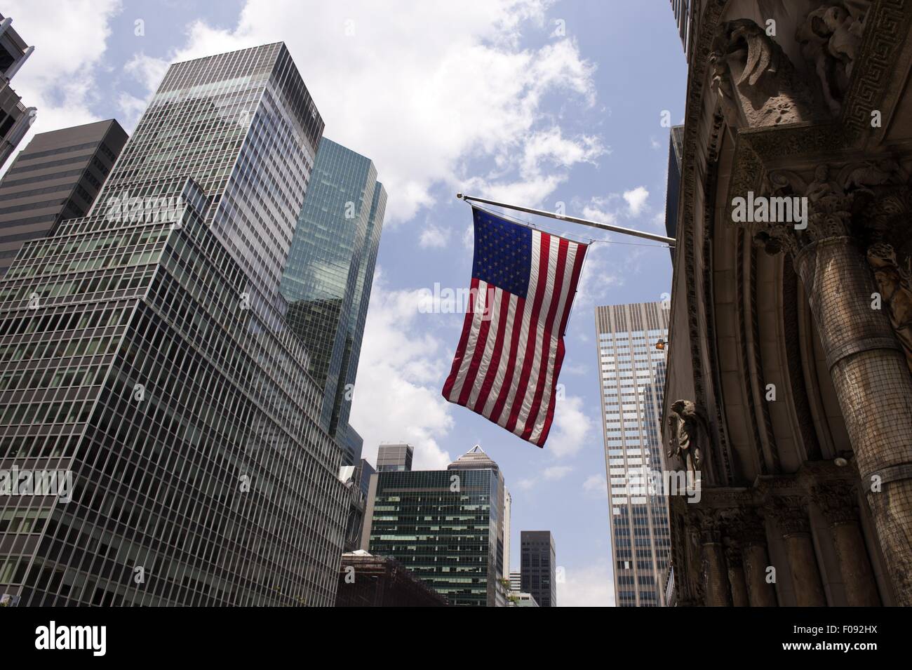 Turisti che si siedono al di fuori di San Bartolomeo la Chiesa Episcopale in Manhattan, New York, Stati Uniti d'America Foto Stock