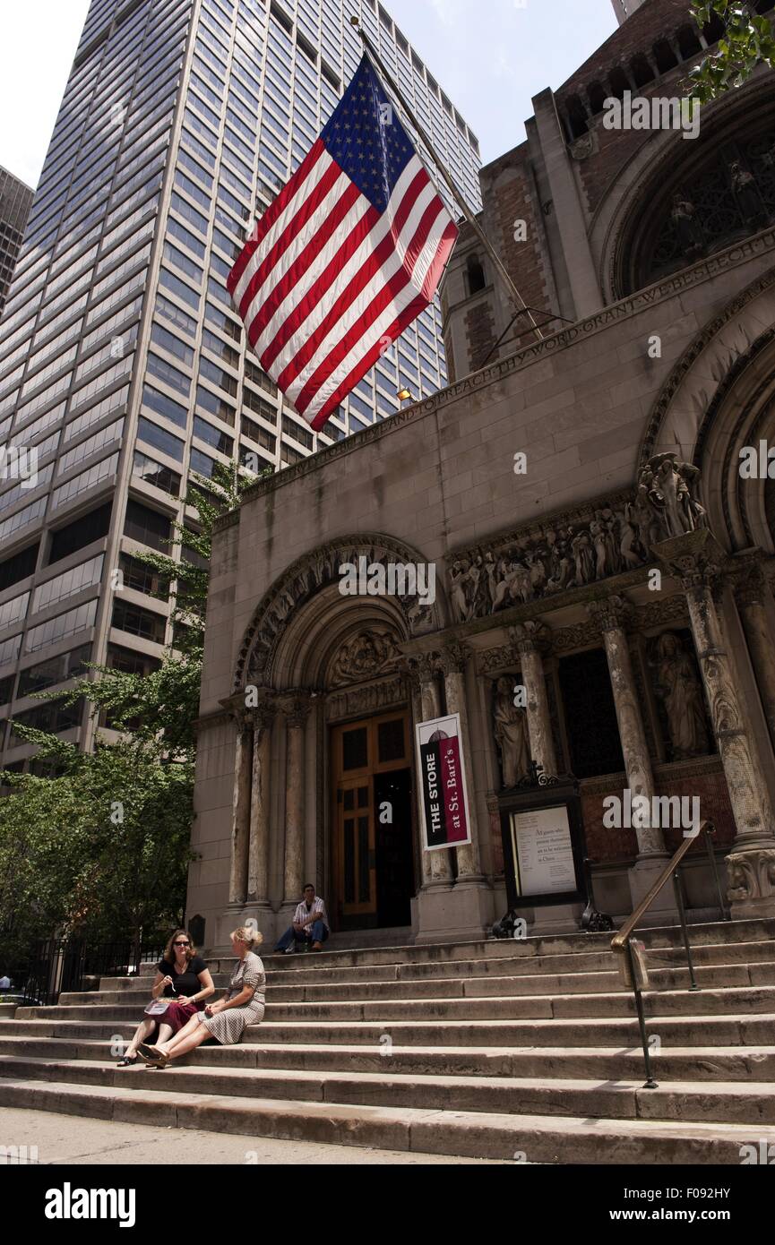 Turisti che si siedono al di fuori di San Bartolomeo la Chiesa Episcopale in Manhattan, New York, Stati Uniti d'America Foto Stock