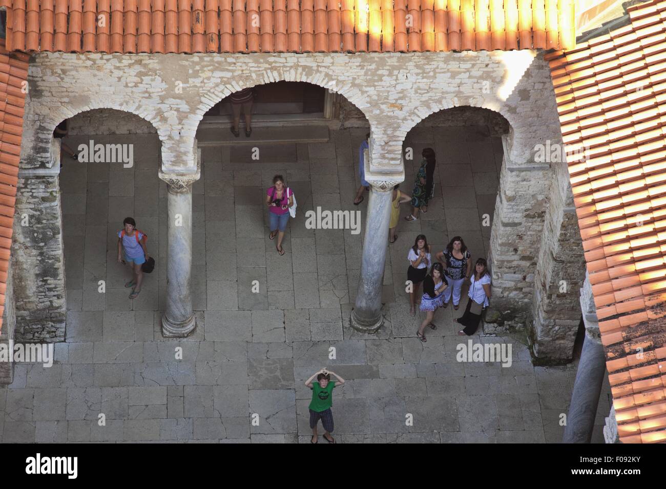 Vista in elevazione dei turisti in Porec Euphrasiana, Croazia Foto Stock