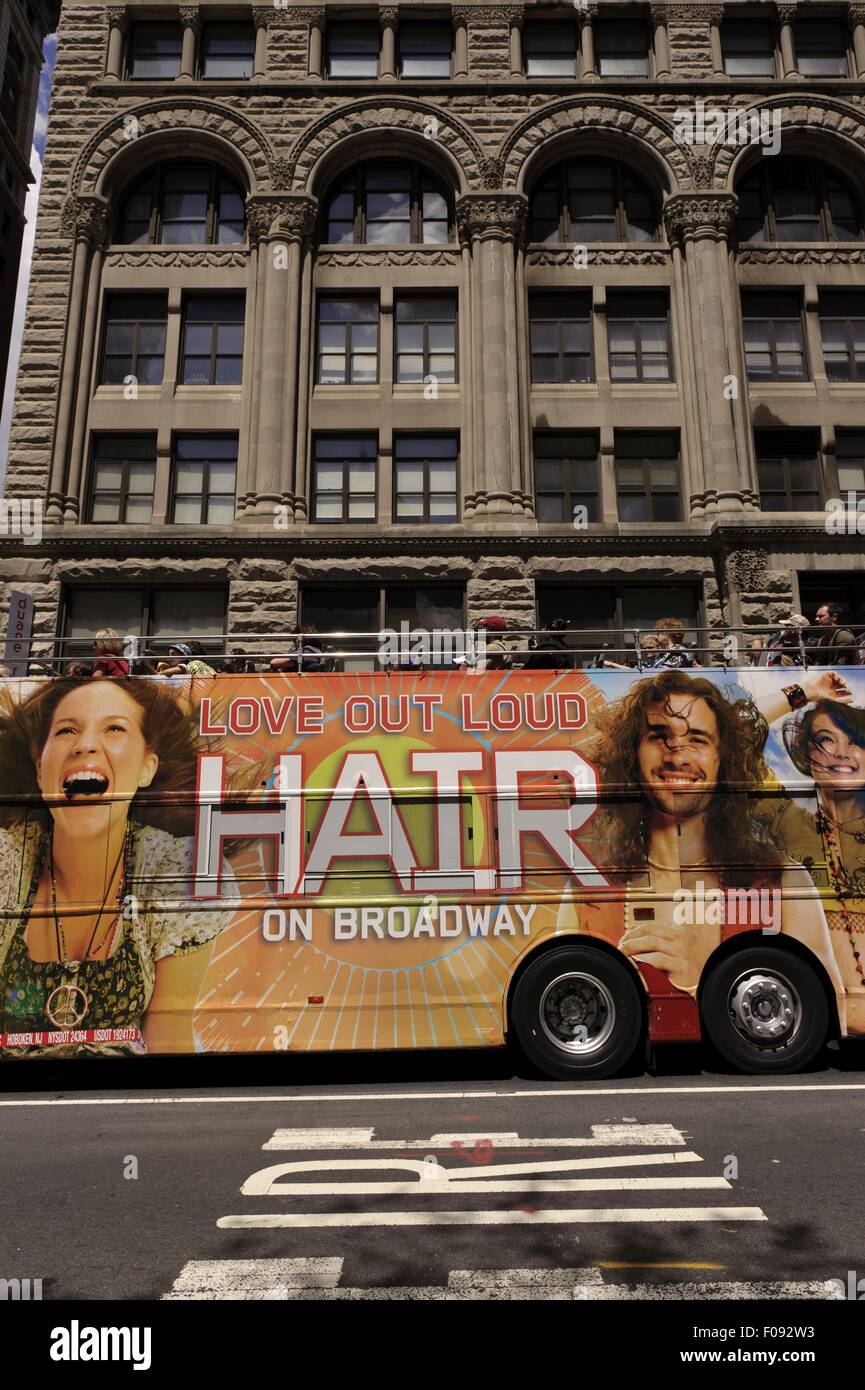 Double-decker pubblicità turistica bus sulla strada, New York Foto Stock