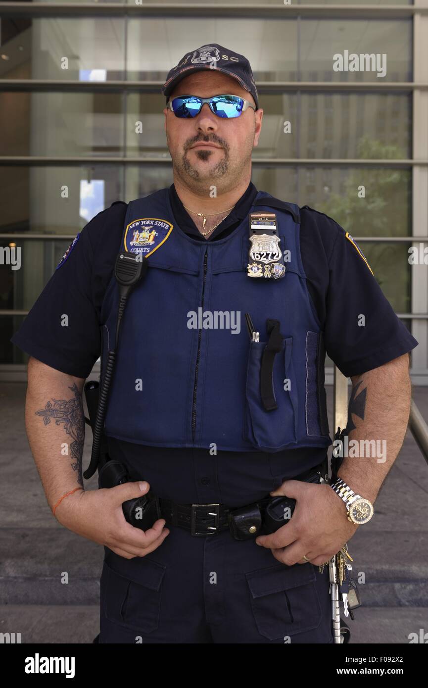 Funzionario di polizia che indossano uniformi e occhiali da sole in piedi  nel Distretto Finanziario di New York Foto stock - Alamy