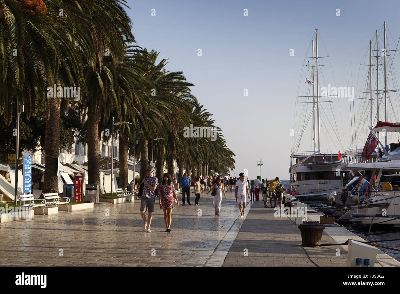 I turisti al porto di Hvar waterfront in Croazia Foto Stock