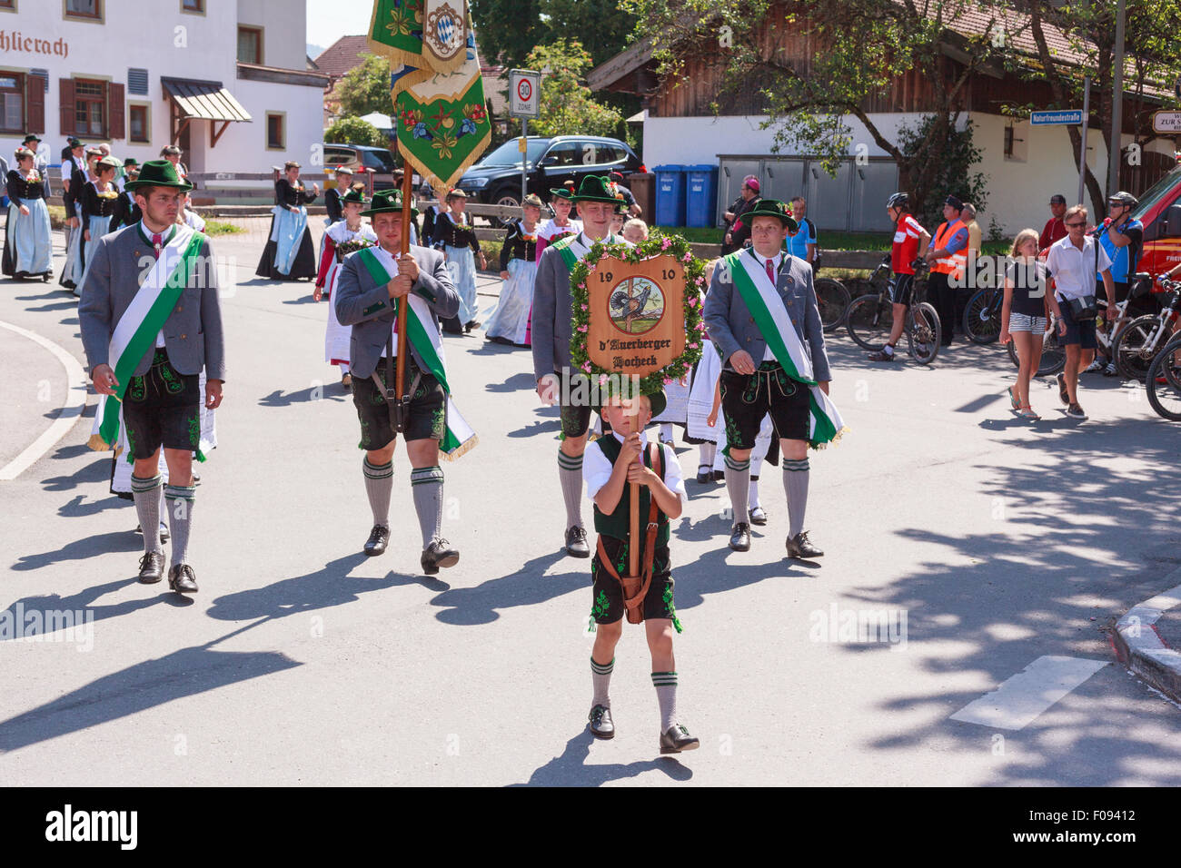 Hausham, Germania. 09Aug, 2015. Costumi club Auerberger Hocheck il corteo del 125 anniversario dei costumi Conservation Association Schlierachtaler ceppo 1890 Hausham e.V Credito: STphotography/Alamy Live News Foto Stock