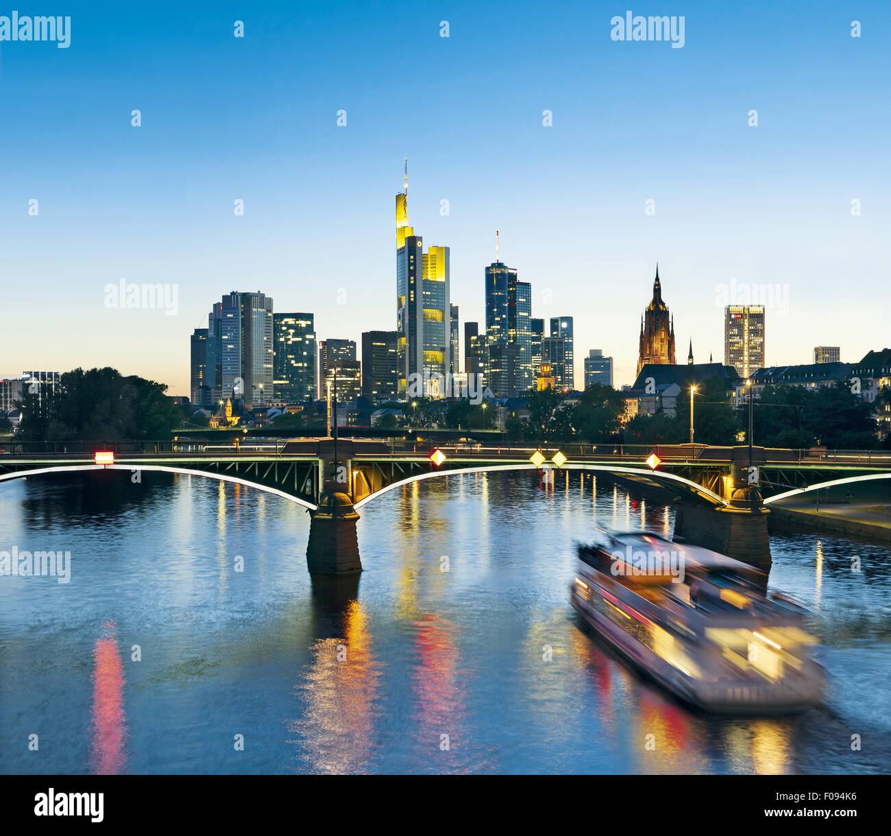 Vista di Ignatz Bubis bridge, la cattedrale e la skyline di Francoforte, Germania Foto Stock